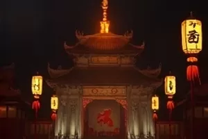 民国悬疑剧《灯下故人》封面,昏黄台灯下的旧照片