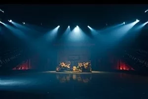 家庭剧《河对岸的灯》封面，河面倒映着窗户灯火