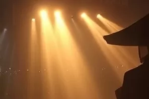 都市剧《归途有光》封面，返乡青年拖着行李箱走过站台