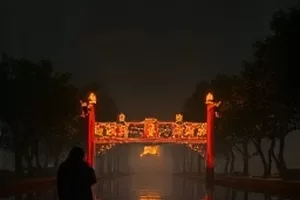 家庭剧《海边邮局》封面，木质柜台上的旧信封